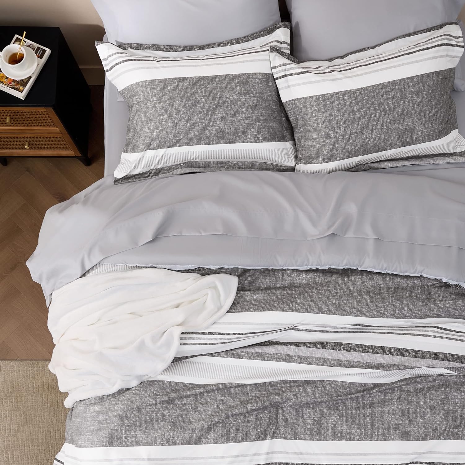 Bedsure large Comforter  Grey and White  Striped Bedding Set for All Seasons, Reversible,  with Comforter,